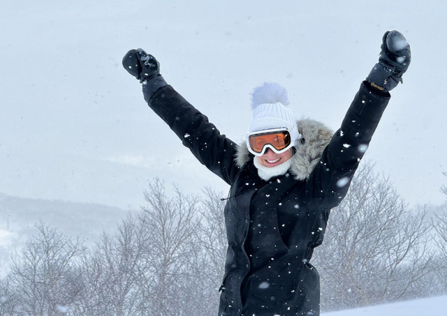 Mujer disfrutando de sus vacaciones en la nieve de Niseko, Hokkaido