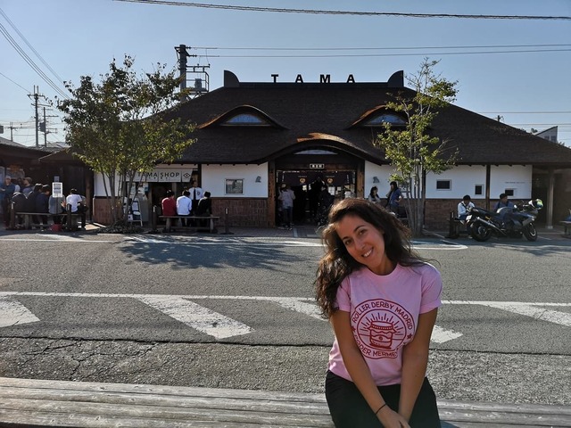 Esperando frente a la estación de Tama