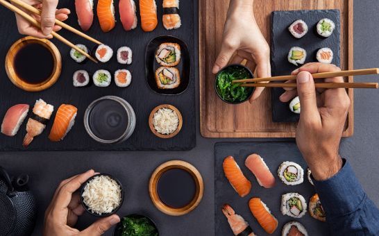 Sushi variado: nigiri, sashimi y rollitos para compartir y comer con palillos.