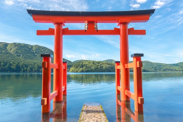 Torii de la Paz en el lago Ashi (Hakone Shrine)