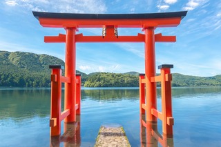 Torii de la Paz en el lago Ashi (Hakone Shrine)