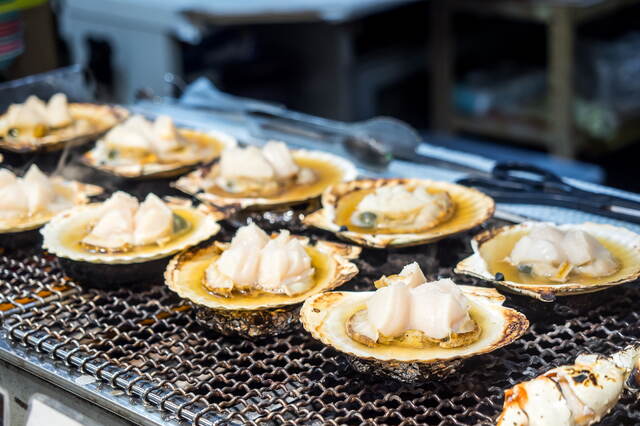Vieiras a la parrilla en el mercado matutino, Hakodate