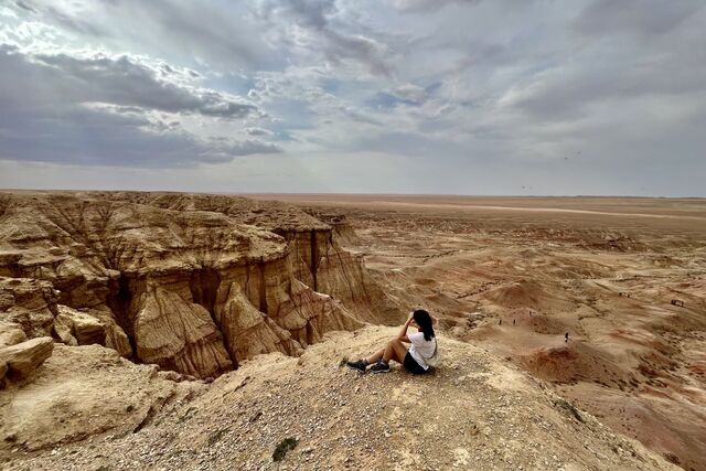 Disfrutando de las vistas en Tsagaan Suvarga en el desierto del Gobi en Mongolia