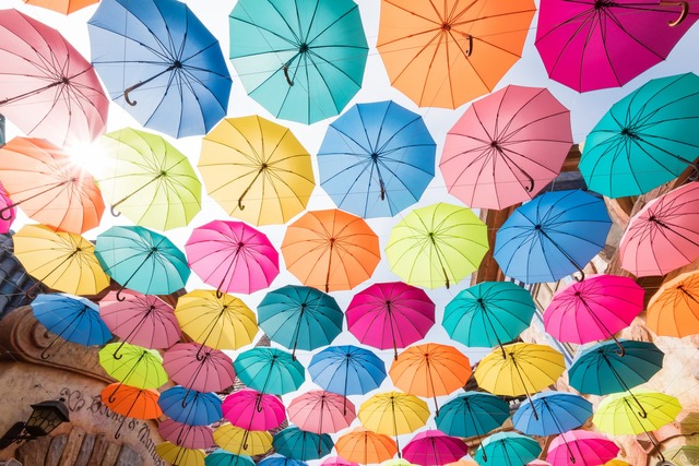Sombrillas coloridas en el Resort Everland