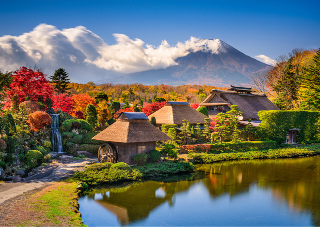 El pueblo de Oshino Hakkai con el monte Fuji en otoño