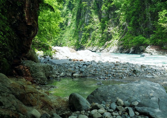 Aguas termales naturales en los alrededores de Unazuki Onsen
