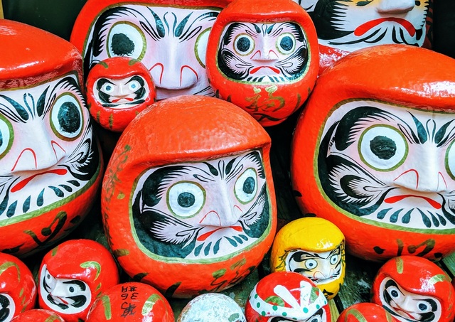 Muñecas Daruma, Naha