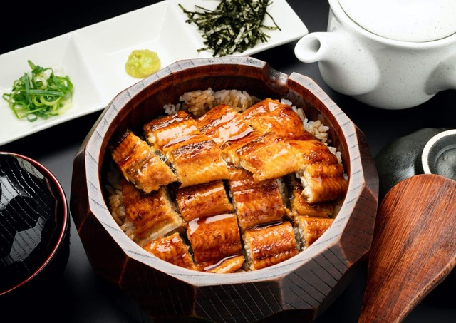 Anguila unagi a la parrilla sobre arroz