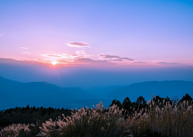 Puesta de sol sobre el cráter del Monte Aso