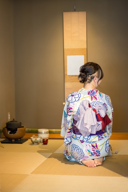 Chica con yukata en un salón de té tradicional