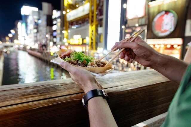Comer takoyaki en Osaka