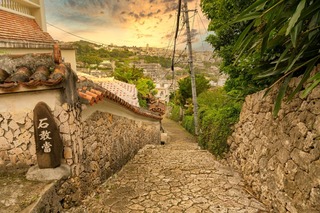 Puesta de sol desde el camino empedrado de Shurikinjo, Naha, Okinawa