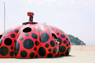 Niños jugando en la Isla del Arte de Naoshima