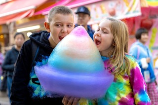 Niños disfrutando de algodón de azúcar en Harajuku, Tokio