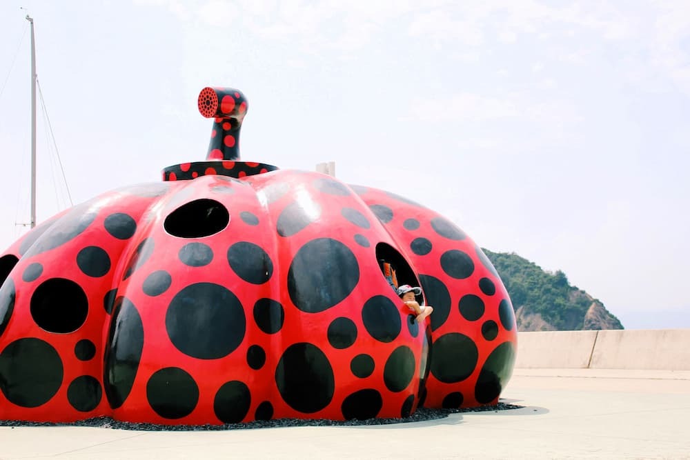 Calabaza roja Kusama Yayoi en Naoshima, Japón