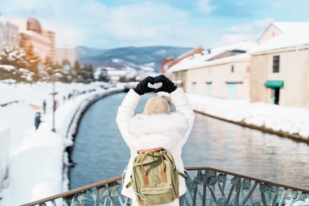 Un turista recorre el canal nevado de Otaru, en Hokkaido (Japón), disfrutando de la estación invernal.