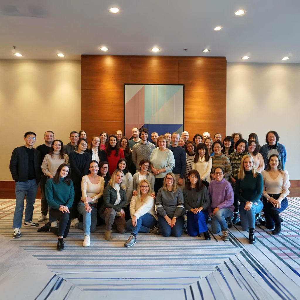 Foto de grupo del equipo Japanspecialist, sonriendo juntos.
