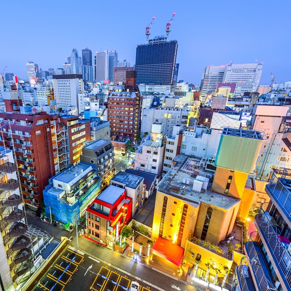 Paisaje urbano de Shinjuku, Tokio, Japón, al atardecer