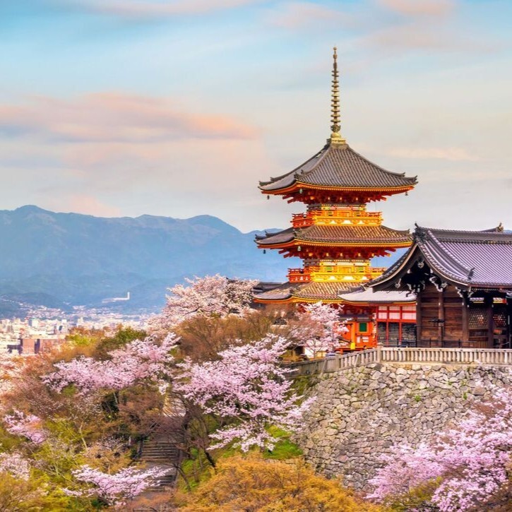 Cerezos en el templo Kiyomizu dera de Kioto