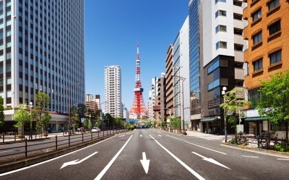 Carretera desde la Torre de Tokio en Shiba Koen, Minato, Tokio, Japón