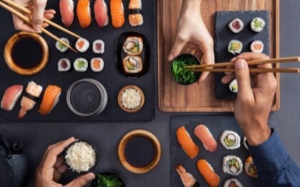 Sushi variado: nigiri, sashimi y rollitos para compartir y comer con palillos.