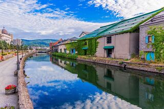Canal de Otaru bordeado de coloridos almacenes