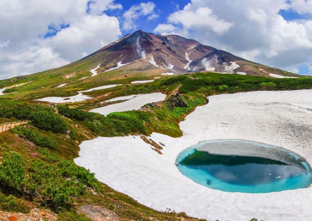 Monte Asahidake con estanque azul