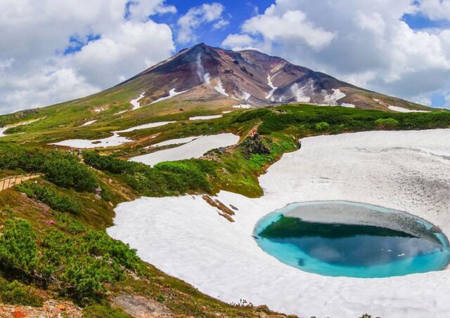 Monte Asahidake con estanque azul