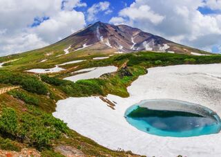 Monte Asahidake con estanque azul