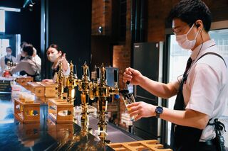 Camareros en el Museo de la Cerveza de Sapporo