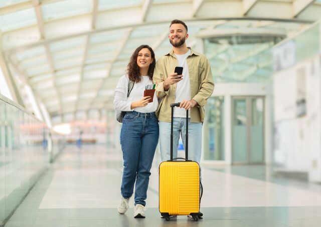 Pareja llegando al aeropuerto en Japón