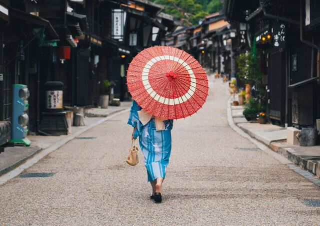 Chica con kimono explorando Narai Juku, Japón