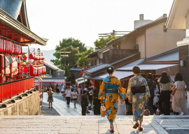 jóvenes con kimonos tradicionales japoneses en el santuario Fushimi Inari