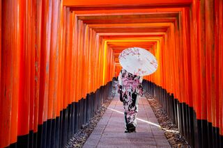 Puertas torii rojas en Fushimi Inari, Kioto 