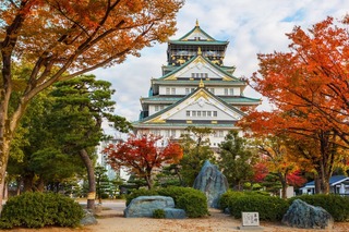Castillo de Osaka en otoño 