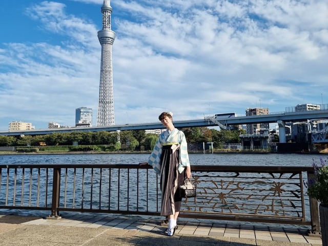 Vistiendo kimono y hakama en Asakusa, Tokio