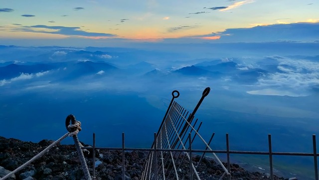 Amanecer desde la cima del monte Fuji