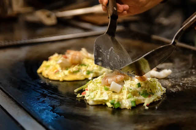 Cocinar okonomiyaki en plancha de acero