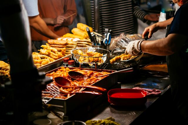 Street food en mercado de Gwangjang, Seúl 