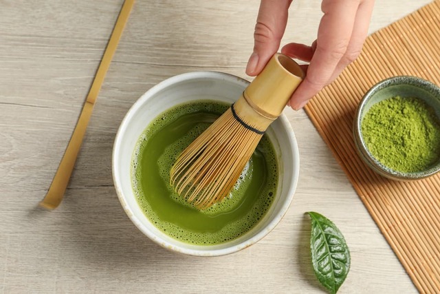 Mujer preparando té matcha japonés