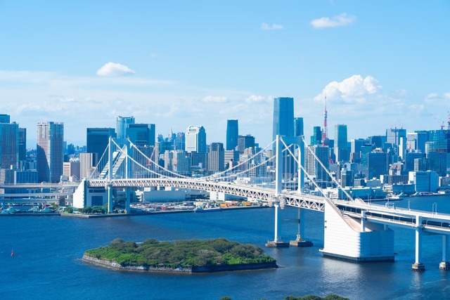 Odaiba con el Puente Arco Iris y la Estatua de la Libertad
