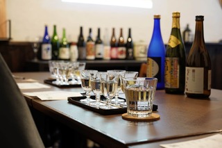 Copas y botellas de degustación de sake