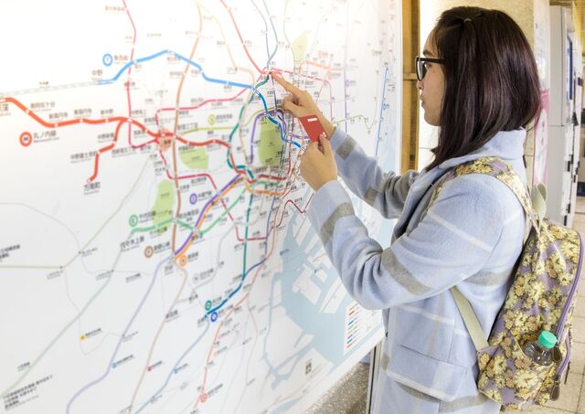 Viajero utilizando el sistema ferroviario de Tokio