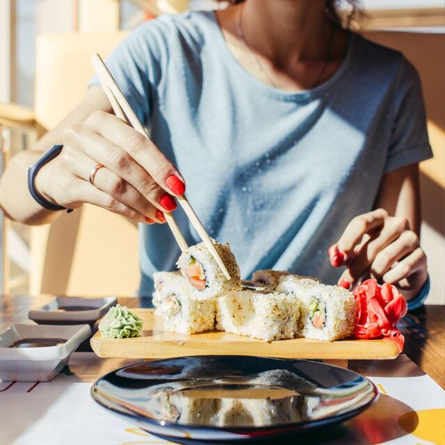 Mujer comiendo sushi en Japón