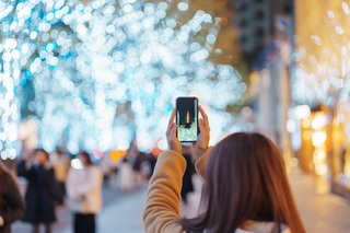 Turista disfrutando de la iluminación navideña en Tokio