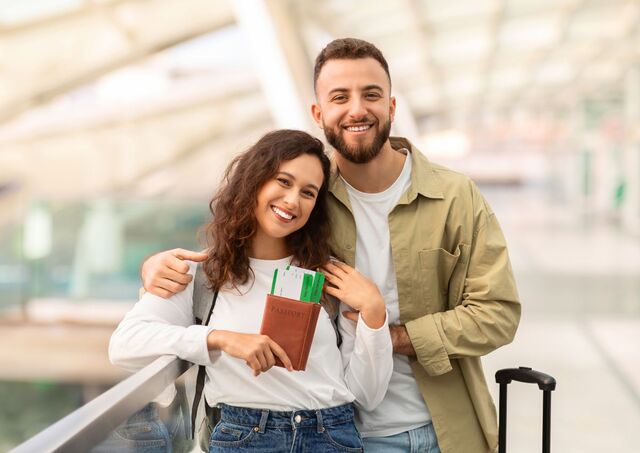 Pareja mostrando el pasaporte en el aeropuerto