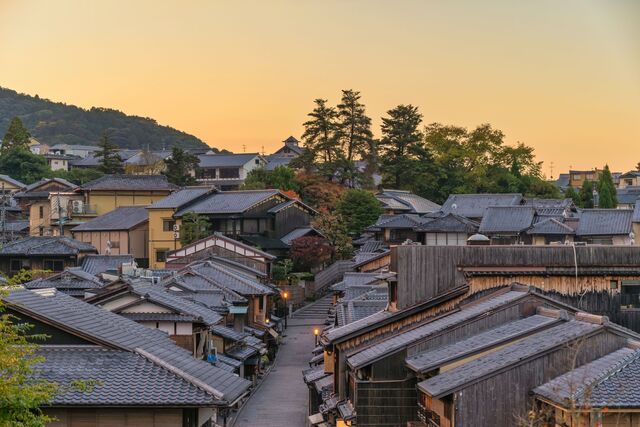 Vista otoñal de la calle de Ninenzaka en Kioto