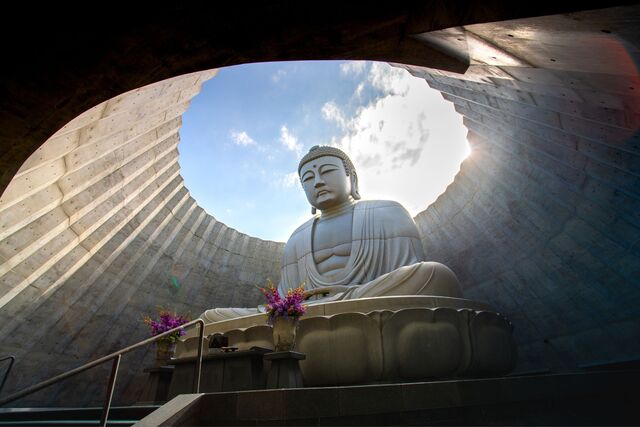 Estatua de Buda en el Cementerio Makomanai Takino de Sapporo