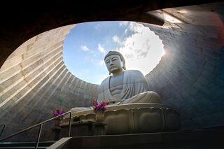 Estatua de Buda en el Cementerio Makomanai Takino de Sapporo