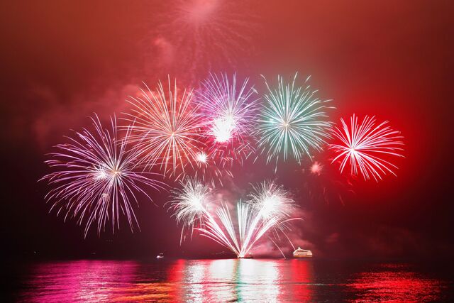 Fuegos artificiales sobre el lago Toya en Hokkaido